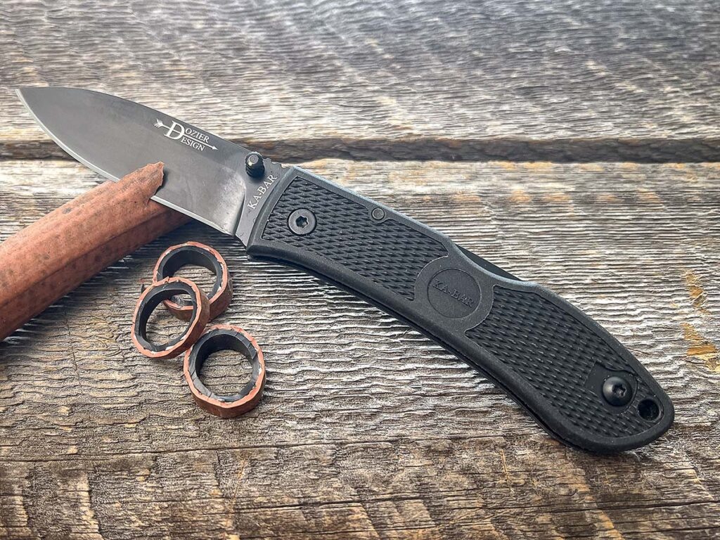 Картон и шланг не выдержат лезвия SOG Hidaka FX 3V, созданного Кику Мацудой. Небольшое закругление режущей кромки делает резку более эффективной. 