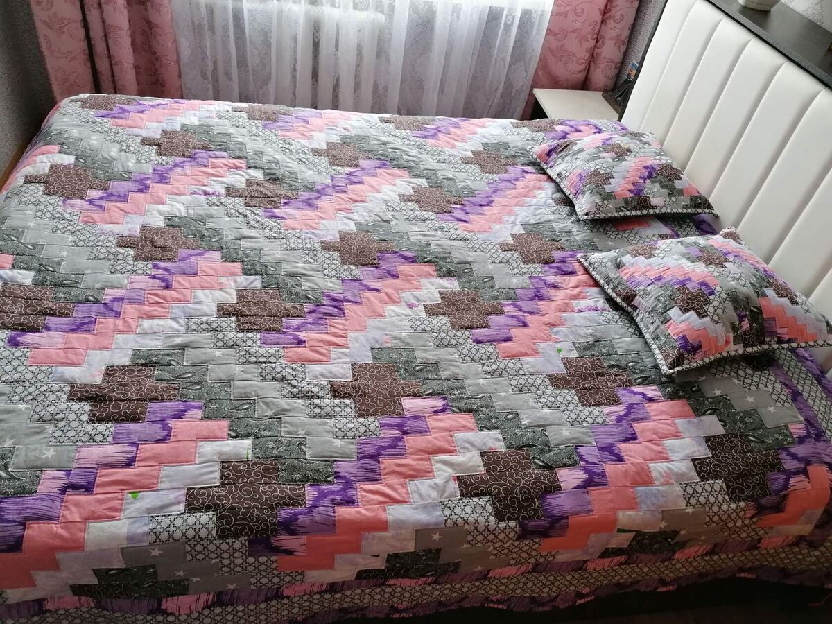 Это покрывало шьётся довольно просто и не совсем по принципу Барджелло, но схема его везде в компании с Барджелло, так что я его тоже отношу к этой технике