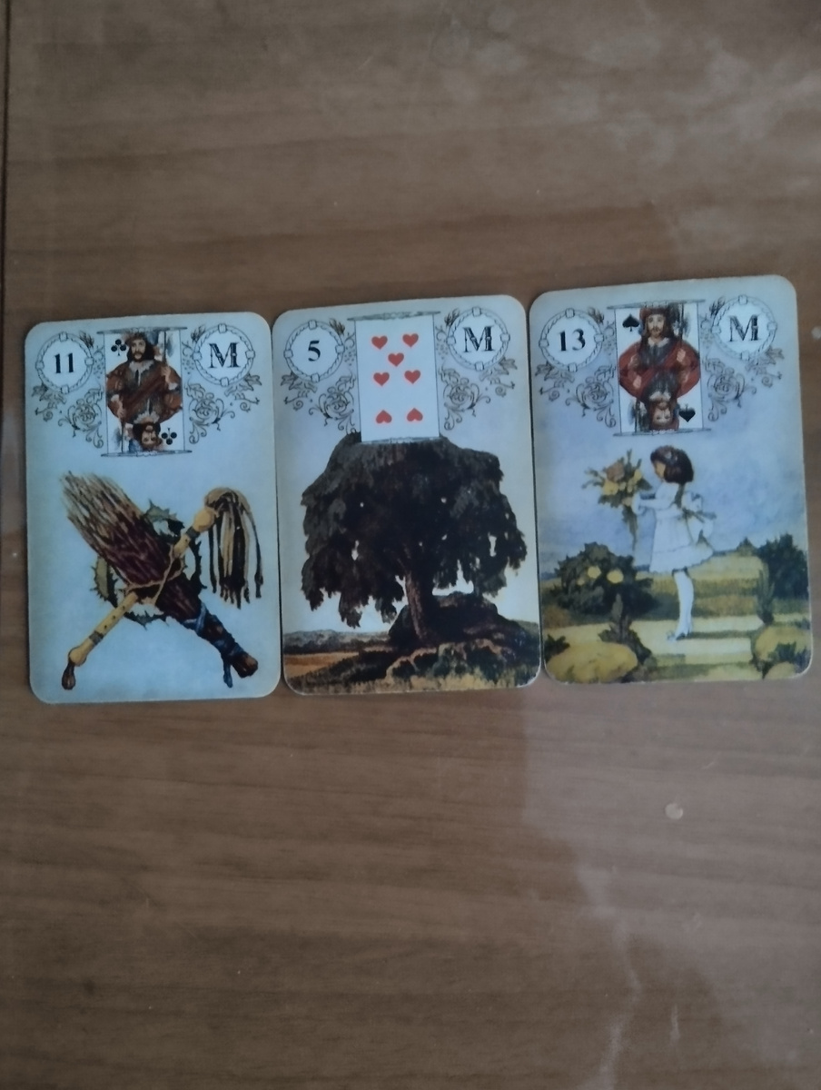 Ваши предки вам передают,что они очень тщательно сейчас вас очищают,выметают всех ненужных людей из вашего окружения,из вашей жизни. Чистка очень мощная,кто-то даже на физическом уровне почувствует это на себе,но они вам передают,что не нужно из-за этого расстраиваться,все,что они делают для вас,это к лучшему. Они видят больше,чем вы. Они с вами и руководят вашей жизнью. Ещё они передают,что взамен старого и отжившего придет новое,новые люди,новая работа,новые отношения,а у кого то просматривается в прямом смысле ребенок.