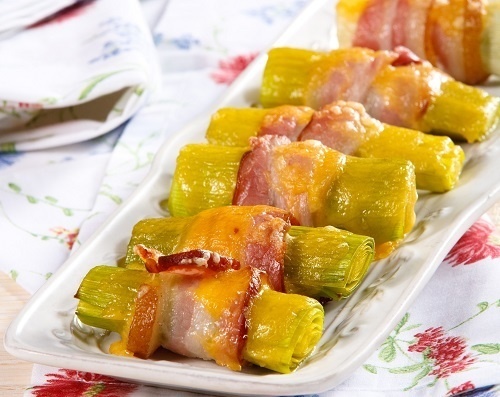    Запеченные трубочки из грудинки и лука-порея Фото: Олег Кулагин/BurdaMedia