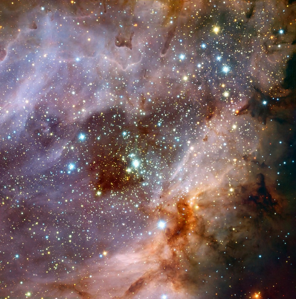 На этом изображении видны огромные облака газа и пыли, освещенные интенсивным излучением молодых звезд. Изображение показывает центральную область около 15 световых лет в поперечнике, хотя вся туманность еще больше, около 40 световых лет в общей сложности.