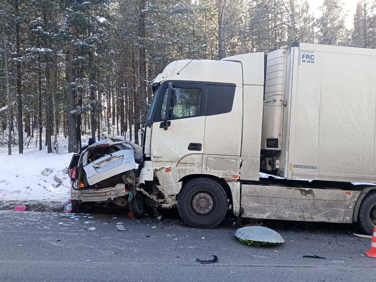 Предварительно, женщина не справилась с управлением и вылетела на встречку. Фото: Госавтоинспекция Иркутской области. 