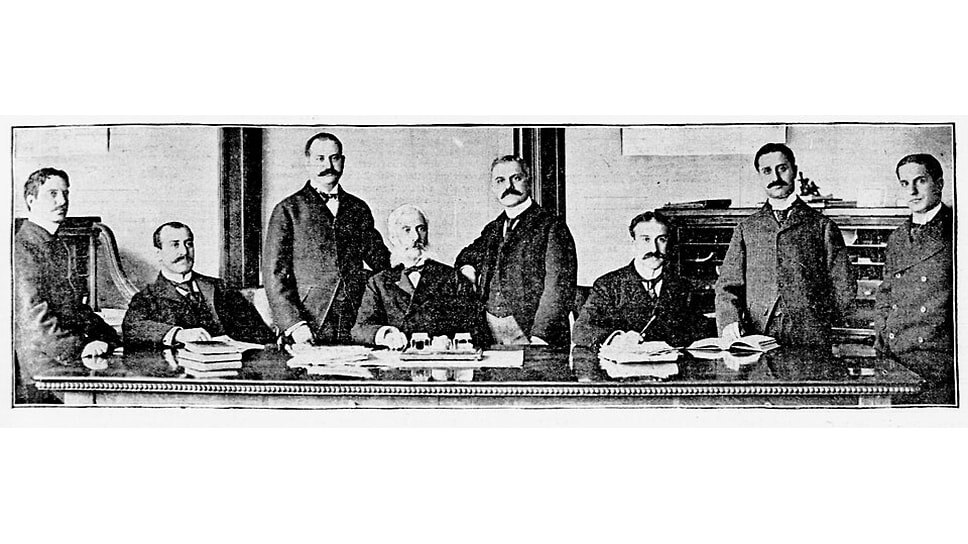 Мейер Гуггенхайм с семью сыновьями. В центре — Мейер Гуггенхайм. Слева направо: Бенджамин, Мюррей, Исаак, Даниэль, Соломон, Симон и Уильям, начало 1900-х.📷Фото: Library of Congress