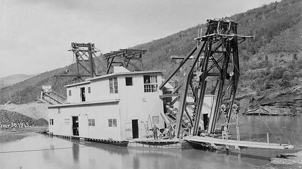 Плавучая горнодобывающая машина №9 (драга) на ручье Эльдорадо (Юкон), 1913.📷Фото: Frank E. Wolfe / University of Washington / Wikimedia