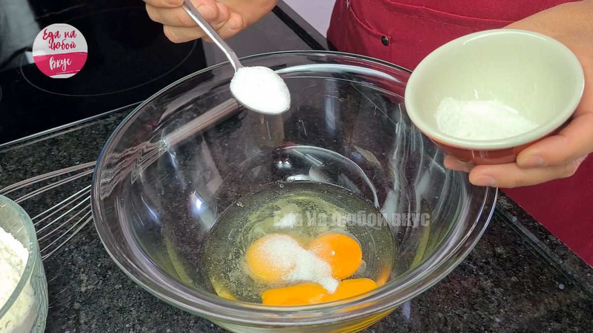  процесс легкого смешивания яиц с сахаром и солью в глубокой миске