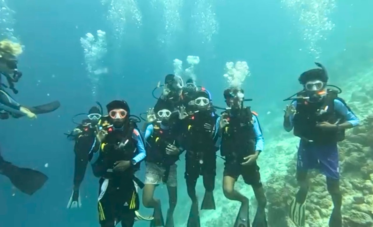 Курорт Cinnamon Velifushi Maldives успешно завершил шестидневную программу сертификации PADI Open Water Diver для отобранной группы учащихся школ островов Кейодху и Фелидху в рамках своих постоянных инициатив корпоративной социальной ответственности (CSR), направленных на развитие молодежи, повышение экологической осознанности и вовлечение местных сообществ.