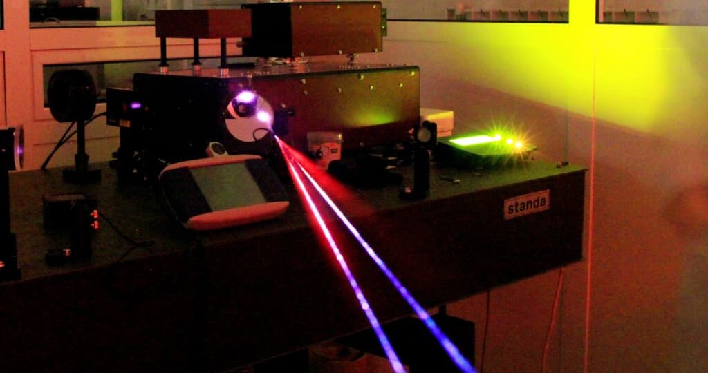 Научный прорыв: первый в мире белый лазер непрерывного спектра создали учёные СО РАН