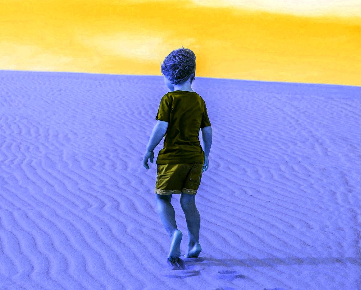 Он провалился куда-то по пути на свет божий и очутился в пустыне...