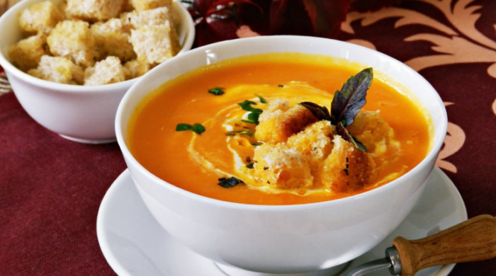 Классический тыквенный суп с курицей и овощами — это нежный, бархатистый и сытный крем-суп с гармоничным вкусом. Сладковатые ноты тыквы идеально сочетаются с нежным куриным филе и овощной основой из картофеля, моркови и лука. Блюдо получается легким, но питательным, согревающим и комфортным. Это беспроигрышный вариант для семейного ужина, который действительно нравится и взрослым, и детям.