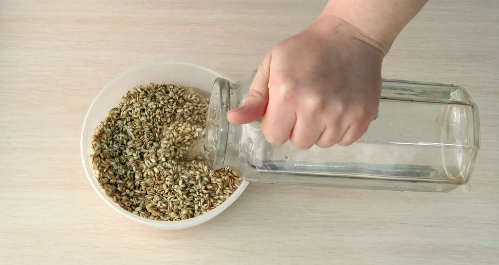 Заливаем перловую крупу водой