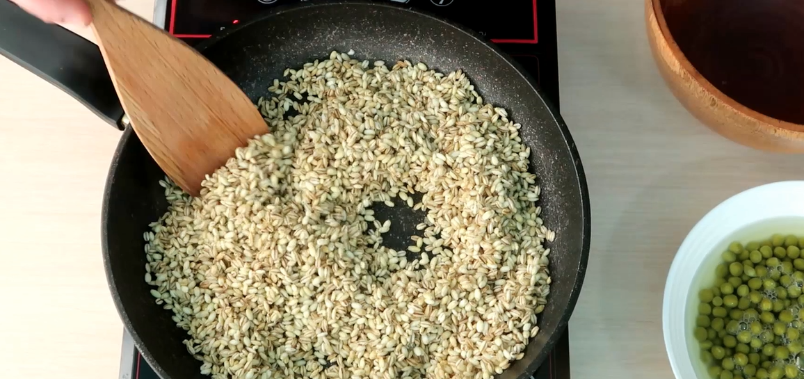 Обжариваем на сухой сковороде