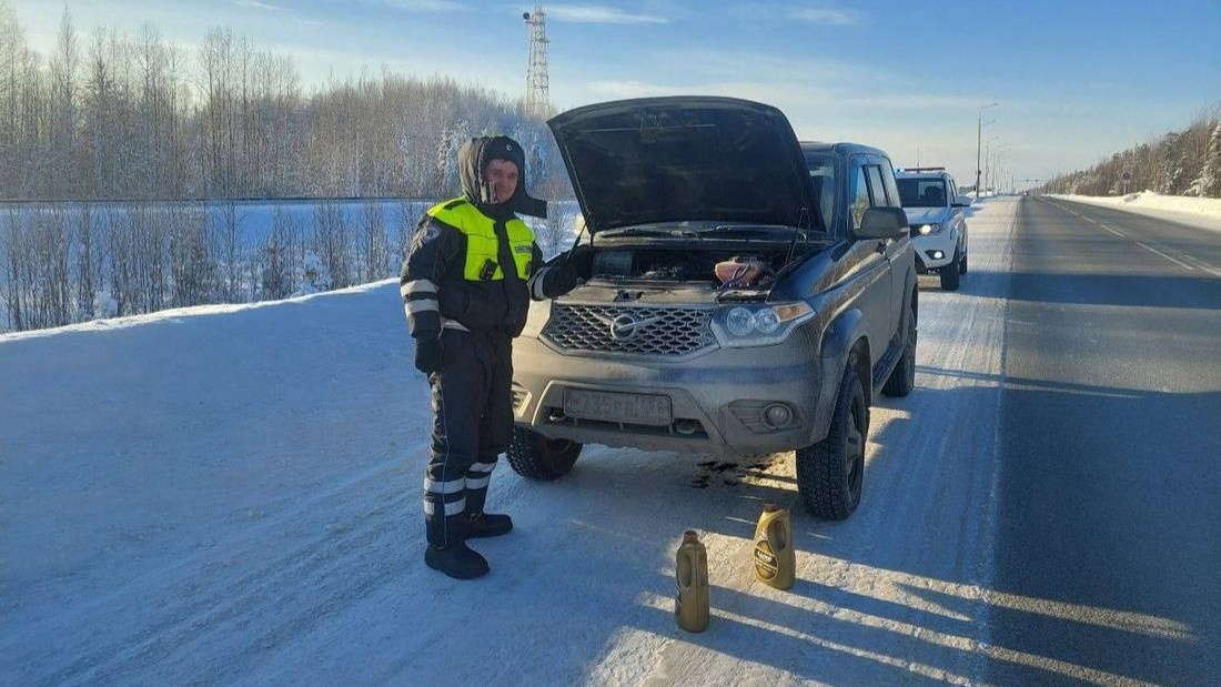    В лютые морозы сотрудники ГАИ Югры спасали водителей от холода на трассе