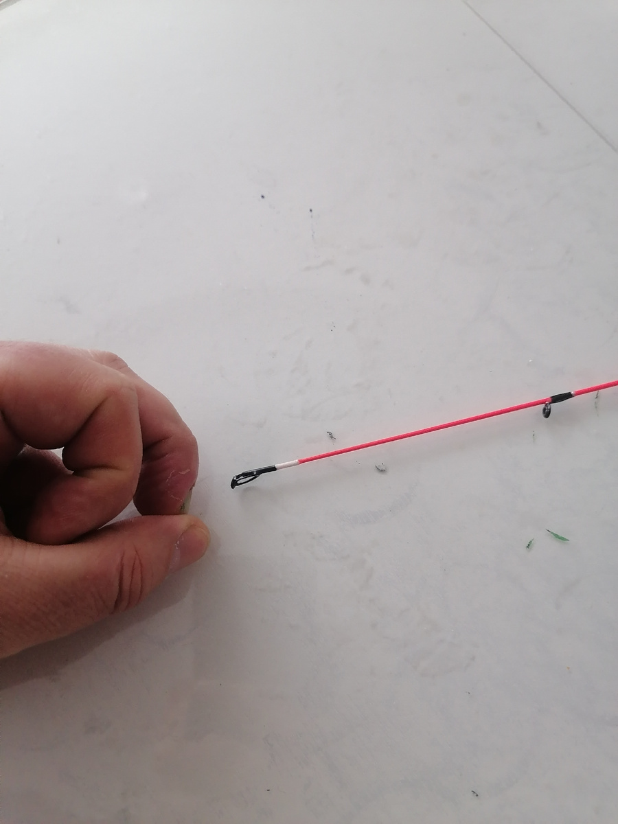 Стук по тюльпану, конечно вы почувствуете на рукояти спиннинга. Только на рыбалке никто не будет стучать пальцем по тюльпану. На рыбалке все воздействия на бланк спиннинга приходят через набор установленных колец, воздействие на которые  со стороны приманки приходит только через леску. 