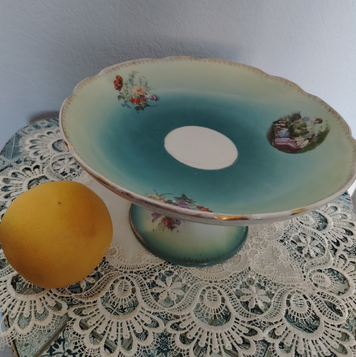 Ваза на ножке, фруктовница. Жницы. Фарфортрест Дулевская фабрика им. Правды. Ранние Советы, 20- е годы.
Фарфор, крытье, золочение, деколь, ручная прорисовка.