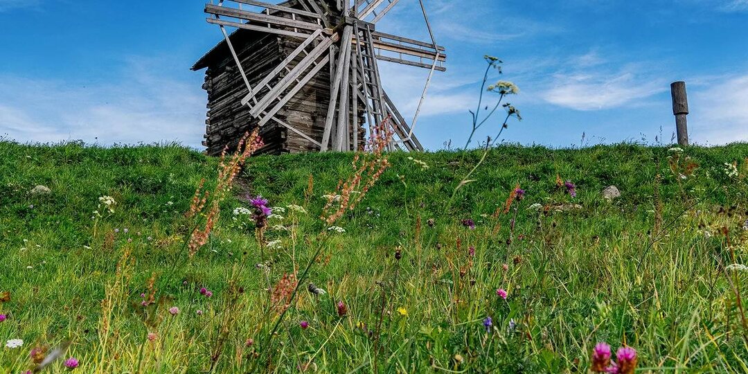 Осенью Александр путешествовал на машине по Карелии: посетил Сортавалу, Валаам, Кижи, Петрозаводск, а потом поехал в Мурманск и Териберку