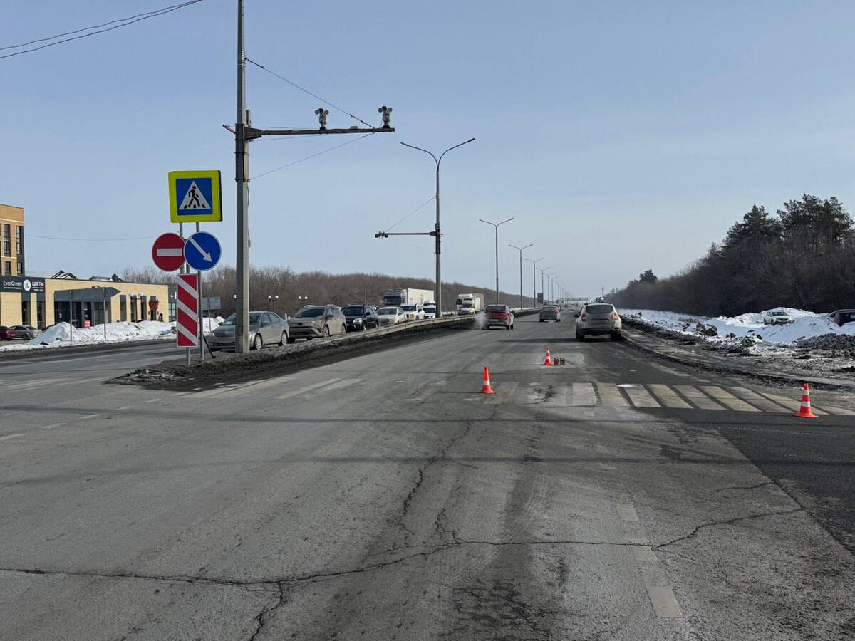    В Оренбургском районе автомобиль сбил двух пешеходов на переходе