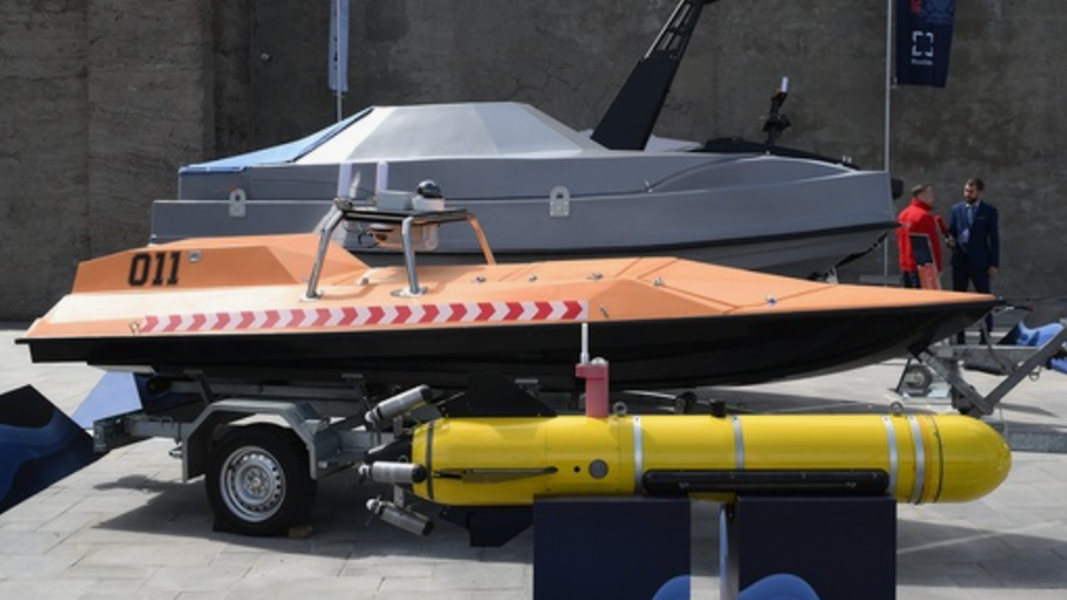 На фотографии: «Скорлупа» – уникальный безэкипажный катер (БЭК) дроненосец. Источник фото:  https://news.rambler.ru/army/55989847-nachalis-boevye-ispytaniya-rossiyskogo-bezekipazhnogo-katera-skorlupa/