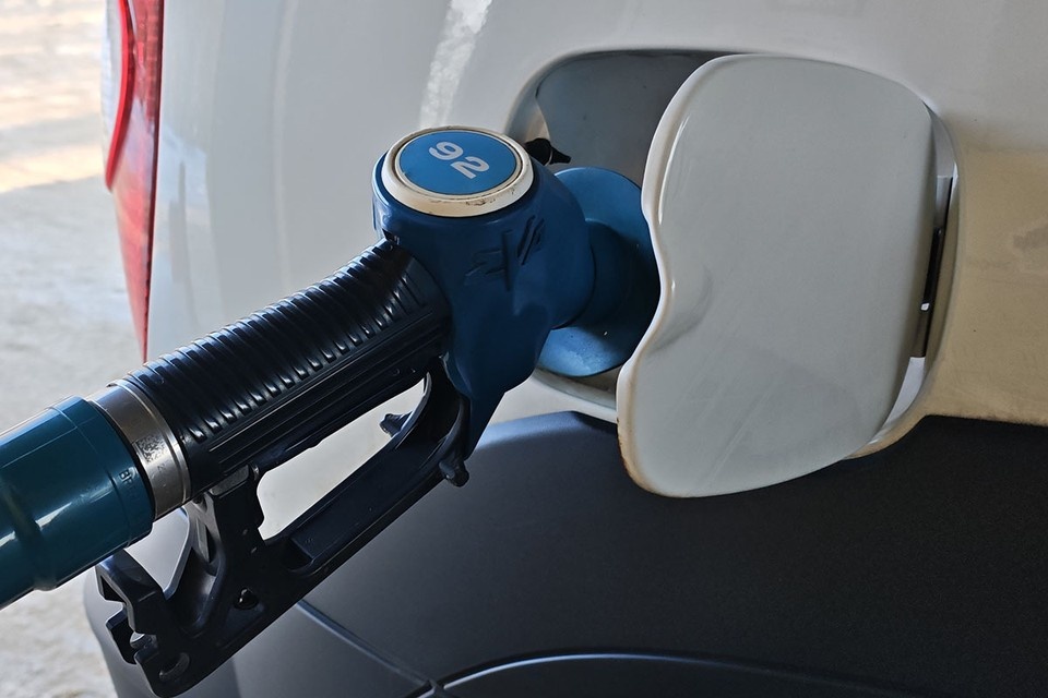    Заправочный пистолет в баке Павел МАКАРОВ