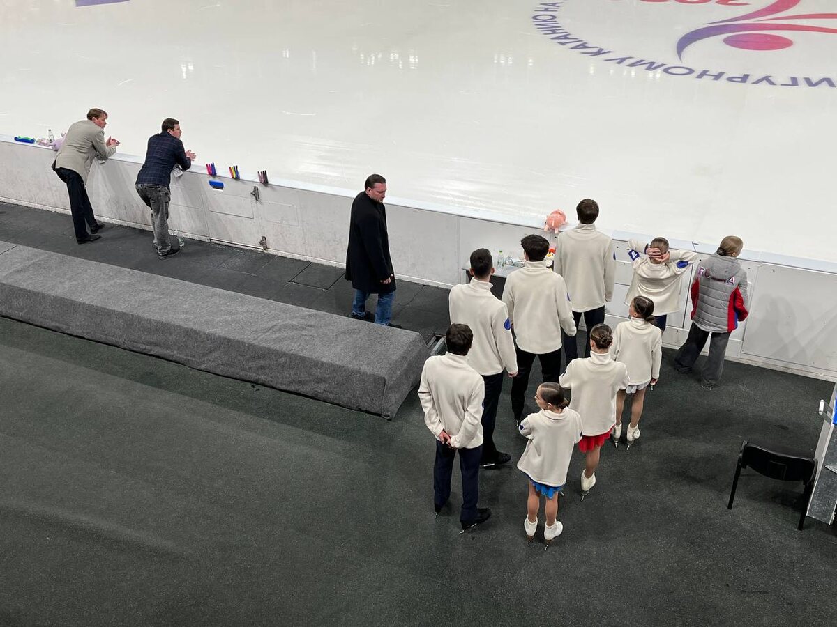 Сильнейшая разминка готовится к выходу на лёд. Фото с трибун от Натальи/Розенталь