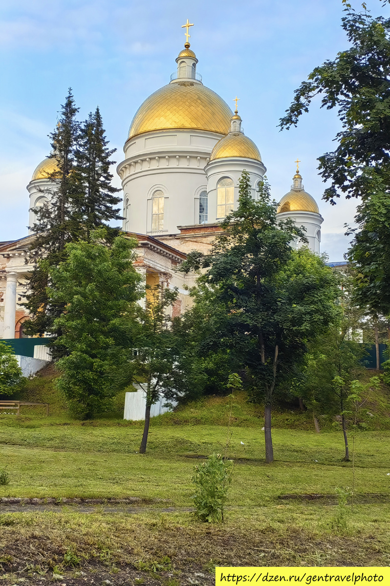 Строительство Троицкого собора по проекту губернского архитектора М. Праве началось в 1835 г, рядом с построенным в 1777 году Введенским собором. Руководил работами боровичский архитектор Е. И. Марин. Собор был торжественно освящён в 1862 г. Рядом с соборами находилась трёхъярусная колокольня, построенная в 1785 г. Она имела 12 колоколов и завершалась красивым позолоченным крестом на яблоке. В 1918 г. колокольня была капитально отремонтирована, но в 1932 г. взорвана и до наших дней не сохранилась. Тогда же был снесён Введенский собор, а в осквернённом  Троицком соборе разместился городской дом культуры. Возвращение Троицкого собора церкви произошло в 2013 году. 