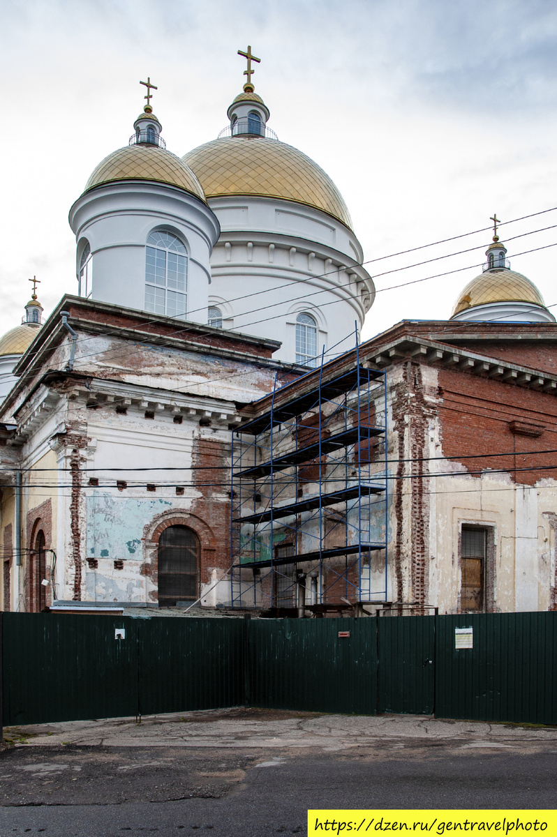 Троицкий собор с тыла. В настоящее время проводится реконструкция Троицкого собора.