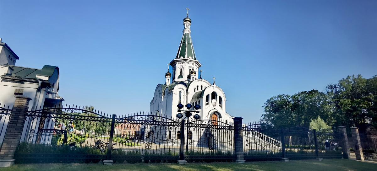 Церковь рядом с зоопарком