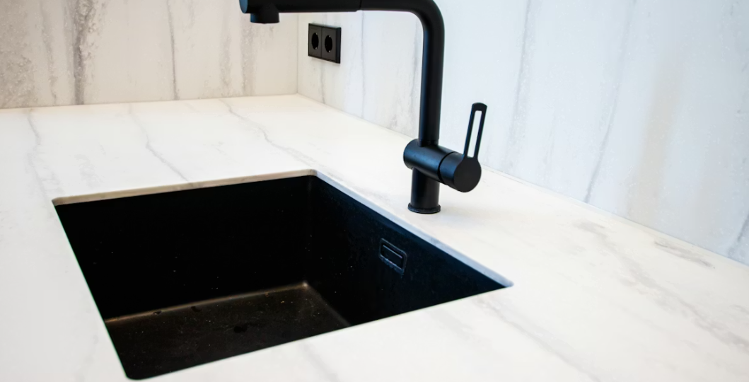 Многолетний запах канализации исчез за 15 минут: заливаю 2 средства в раковину