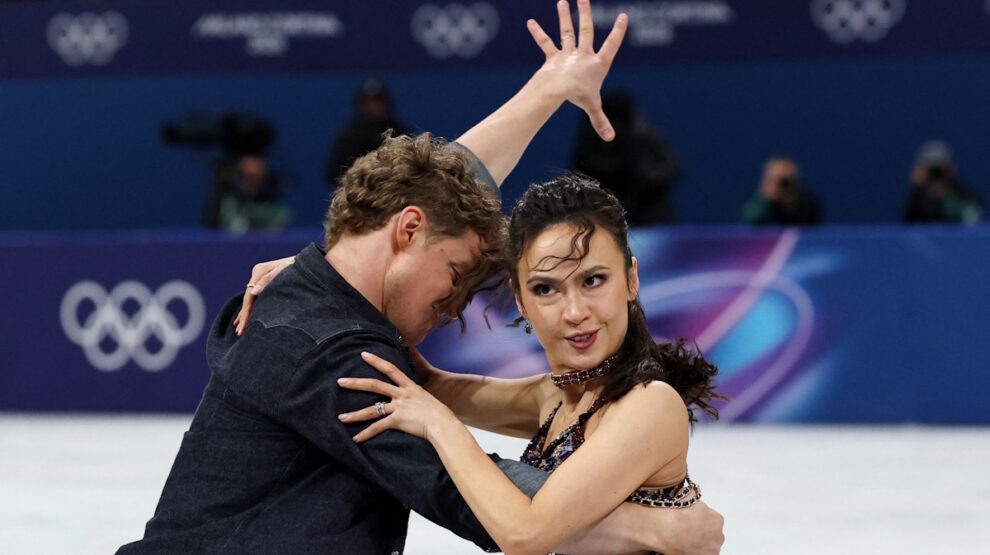    Чок и Бэйтс лидируют после ритм-танца в командном турнире Олимпиады-2026. Фото: REUTERS
