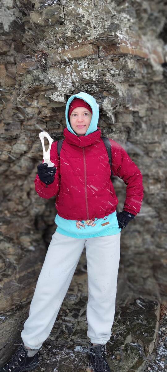 8 марта 2025. Мы поехали на Русский и попали в сильную метель. Но всё равно пожарили шашлыков и насладились снежной сказкой на берегу моря))). Я на 21 неделе беременности.