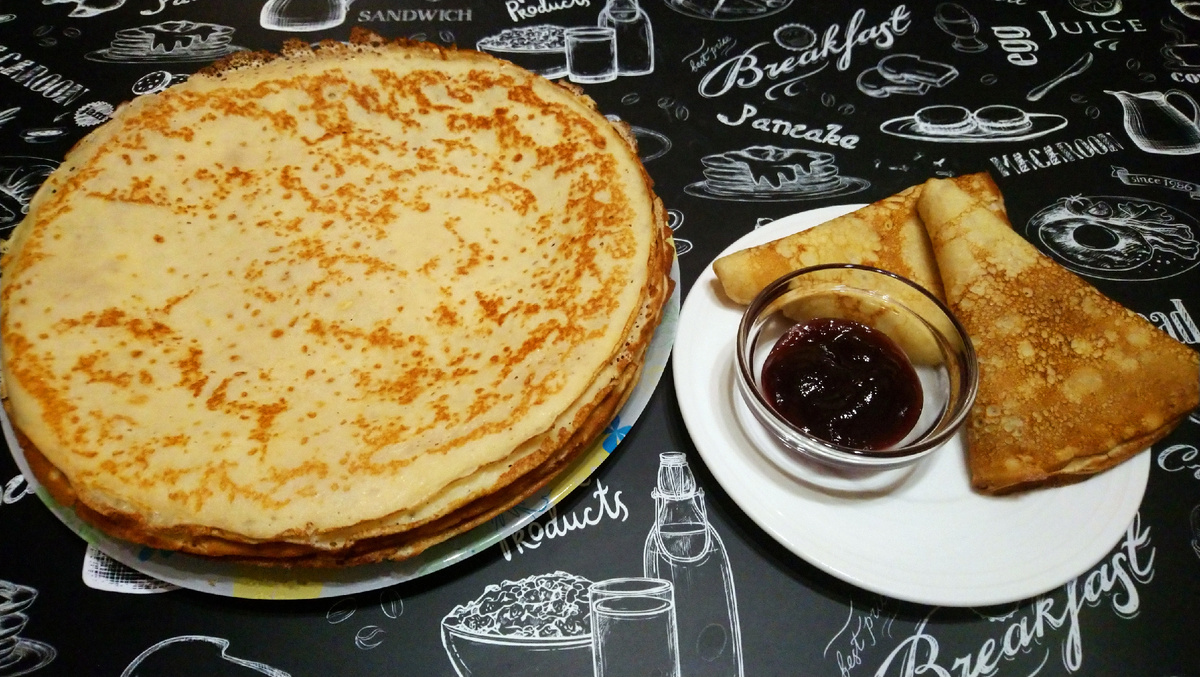 Масленичный блин - символ Солнца, насыщения и благоденствия. Фото автора.