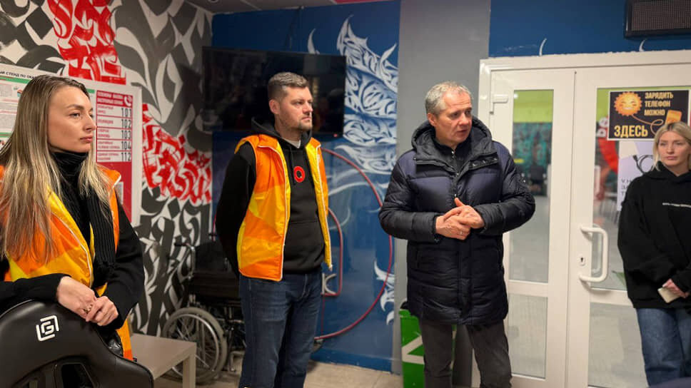 Губернатор Белгородской области Вячеслав Гладков (в центре справа) на осмотре одного из пунктов обогрева в Белгороде.📷Фото: Telegram-канал губернатора Белгородской области Вячеслава Гладкова