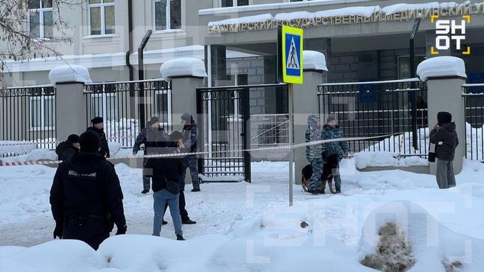 Обстановка у общежития, куда ворвался человек с ножом. Фото © Telegram / SHOT