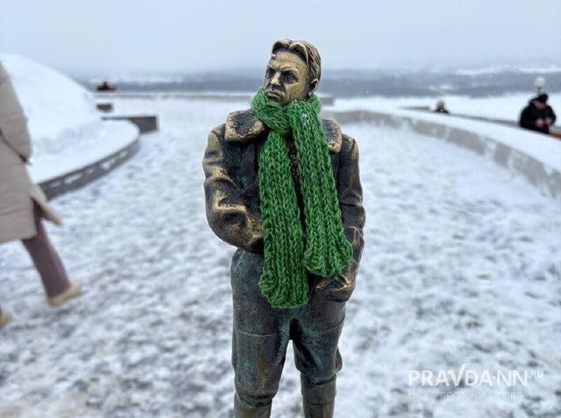    Зеленый вязанный аксессуар защитит миниатюру от очередных снегопадов