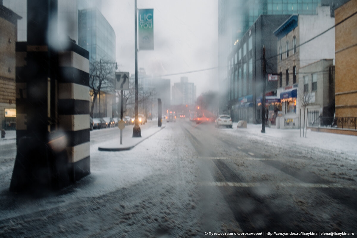 Это мы в тот же день на такси где-то ехали. Но не потому что нас надо было спасать.