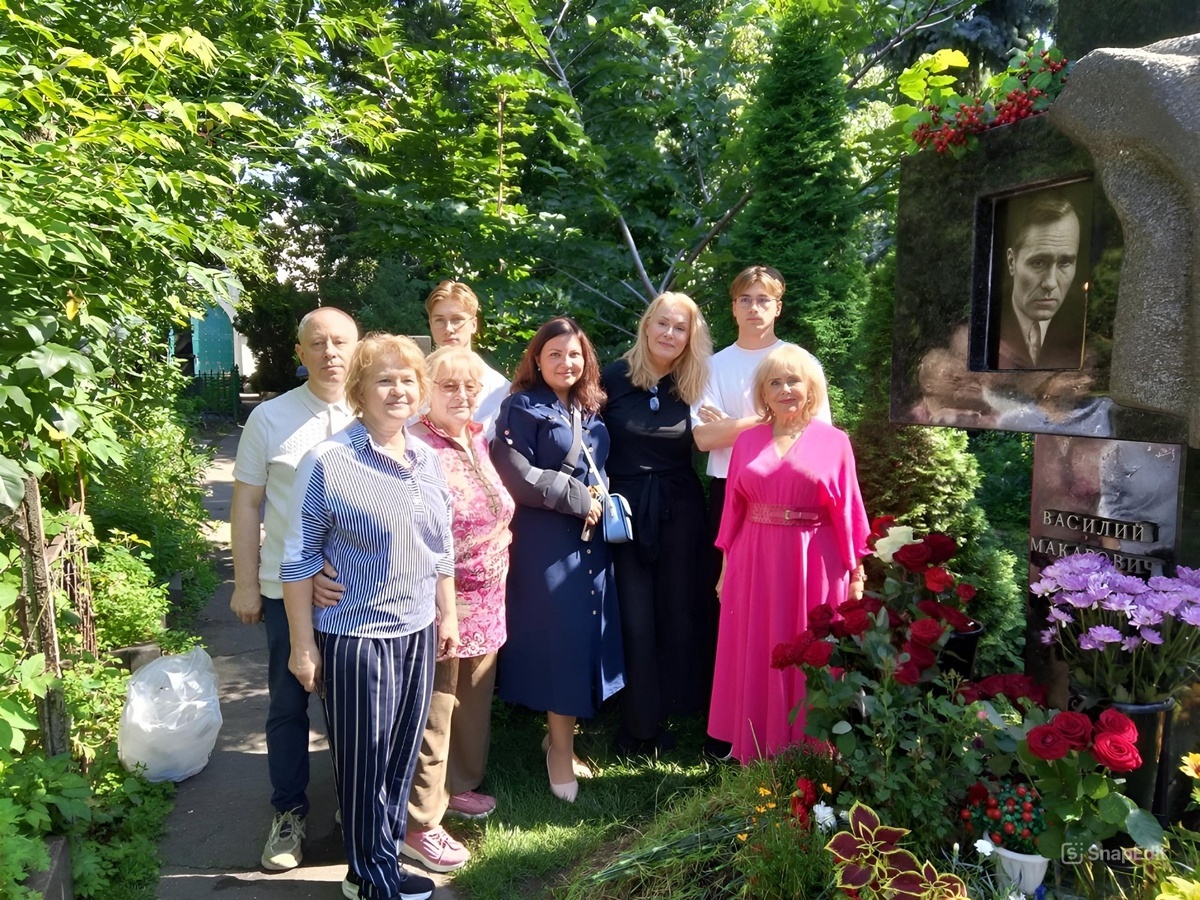 Фома и Фока на фото в белых футболках