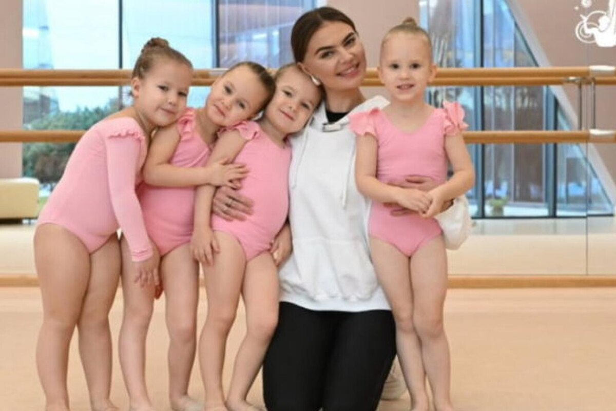    Алина Кабаева с воспитанницами академии. соцсети