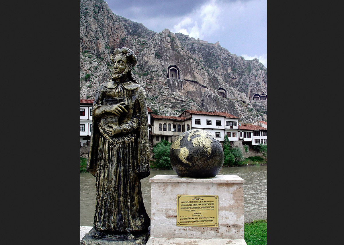 Памятник Страбону в Амасье. Фото из Википедии