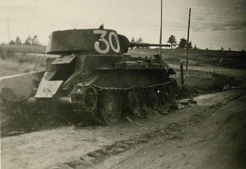 Танк БТ-7 с конической башней из 1-го танкового полка 1-й Краснознаменной танковой дивизии в окрестностях поселка Салла