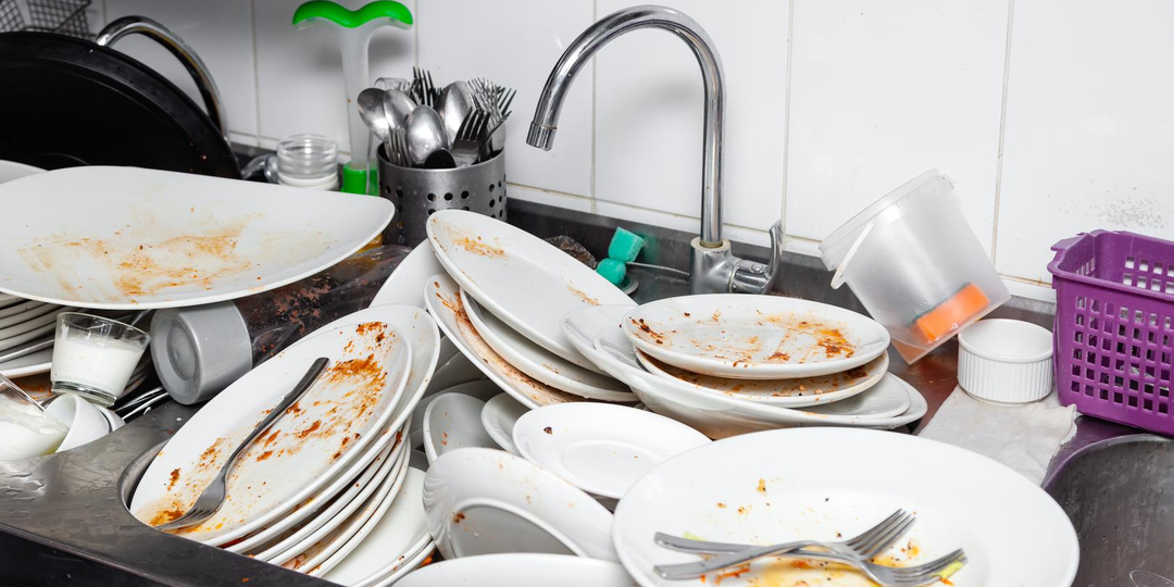 Почему нельзя оставлять грязную посуду на ночь: примета и суеверия