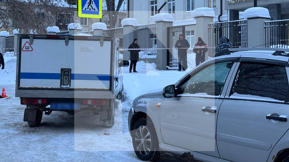     Двое сотрудников полиции пострадали при нападении на общежитие вуза в Уфе ИЗВЕСТИЯ