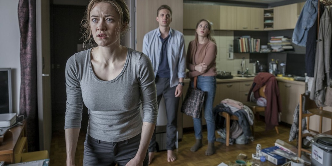 — Она не только сама тут живет, но еще и подруг привела! — крикнула мужу Лариса