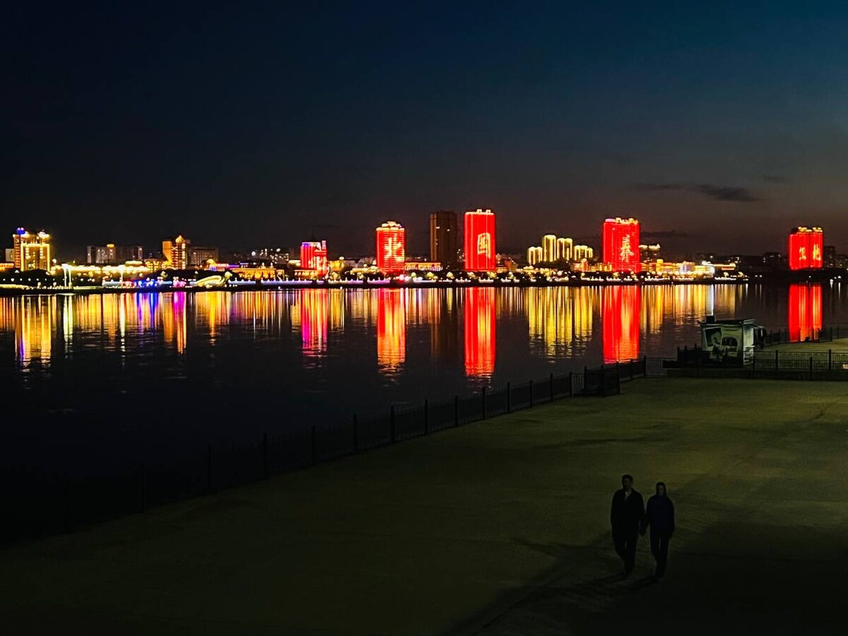 вид на Хэйхэ с набережной Благовещенска, фото Википедии. Многие восторгаются " у них сияющие небоскребы,  у нас..." но по мне - обычные провинциальные высотки, дореволюционная архитектура Благовещенска куда интереснее