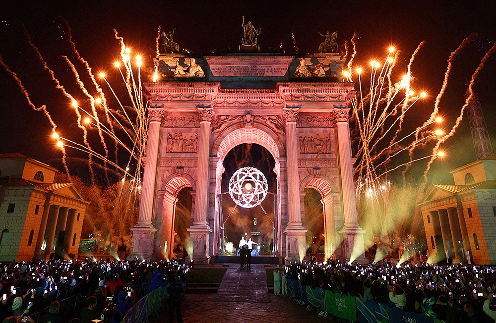 На этом фото: трехкратные олимпийские чемпионы по горнолыжному спорту Альберто Томбе и Деборе Компаньони зажгли огонь в Милане.    
 Фото: REUTERS/Guglielmo Mangiapane📷    В Италии состоялась церемония открытия XXV зимних Олимпийских игр. Впервые в истории олимпийский огонь зажгли в двух разных городах: в Милане под Аркой Мира и в сердце Доломитовых Альп, в курортном городе Кортина-д'Ампеццо на площади Анджело Дибона. Игры пройдут до 22 февраля, в них примут участие 13 спортсменов из России в нейтральном статусе. Смотрите самые яркие кадры церемонии открытия в фоторепортаже BFM.ru.