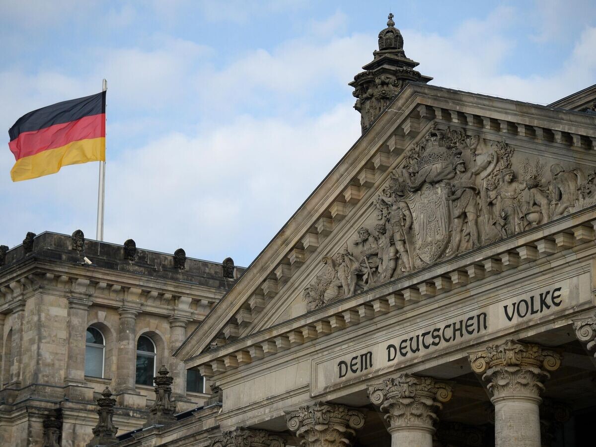    Национальный флаг Федеративной Республики Германия над зданием Бундестага в Берлине в день выборов в парламент Германии | © РИА Новости / Алексей Витвицкий