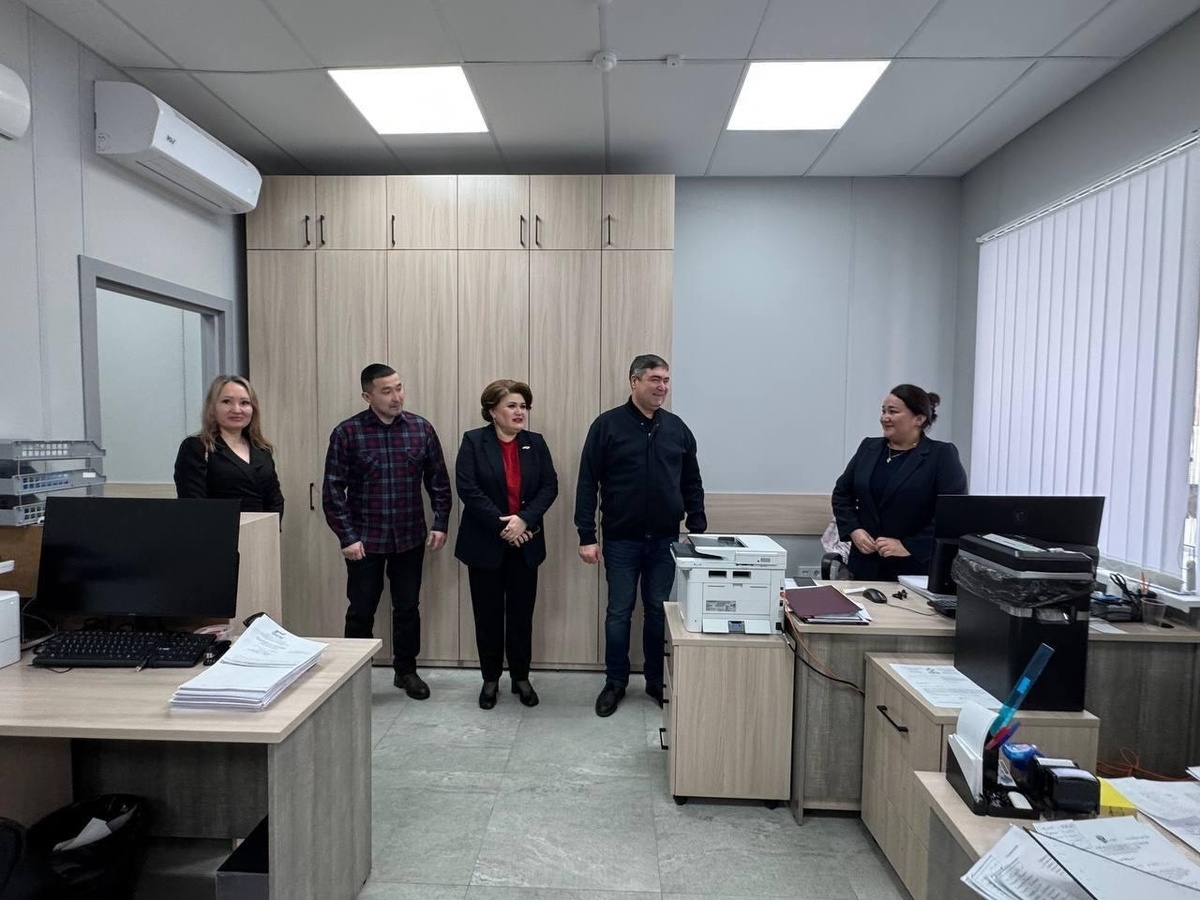     Фәнил Бикҡужин фонд эше менән танышҡан