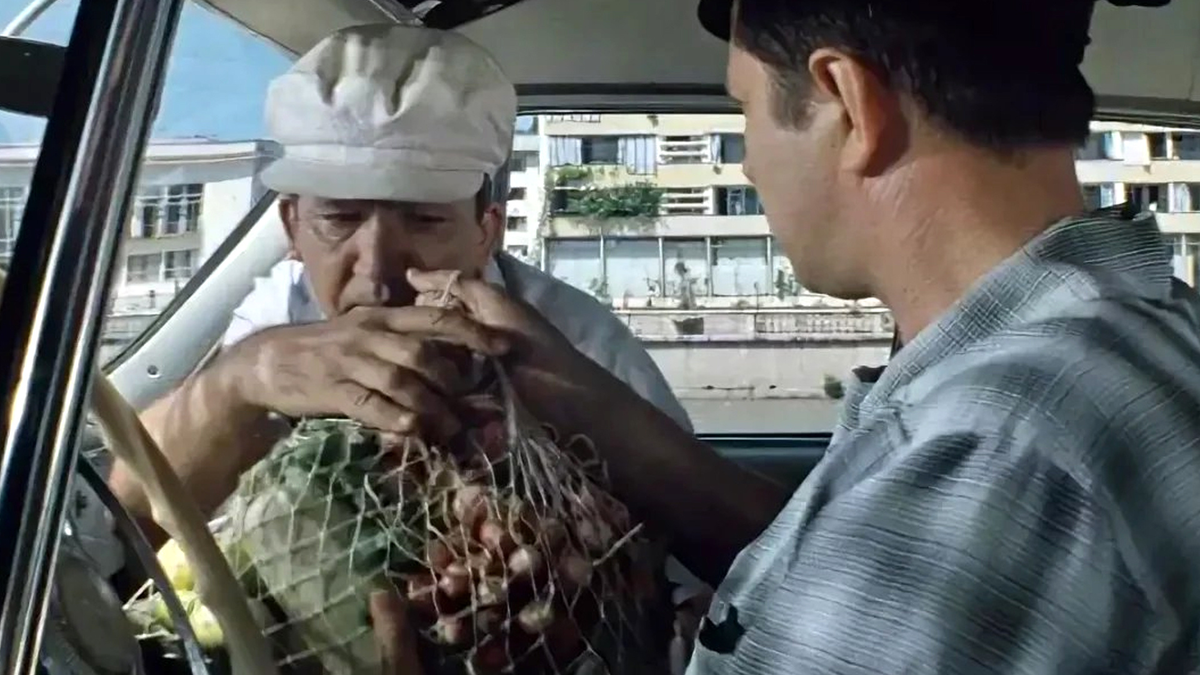 Семен Семенович Горбунков с авоськой. Кадр из кинофильма "Бриллиантовая рука"