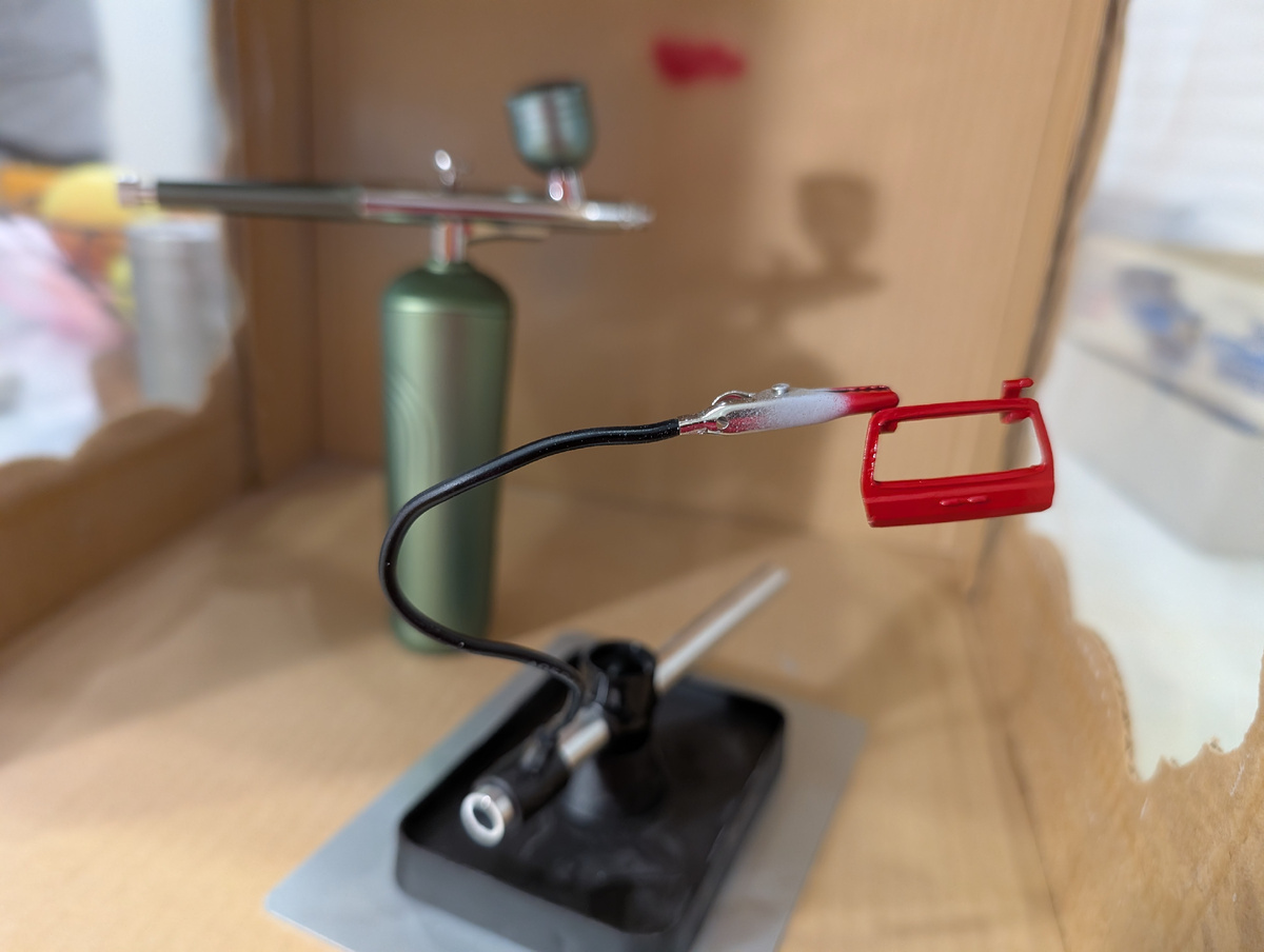 Der maler. Тут на фото и покрасочная камера, и аэрограф, и паук, и героиня этой статьи. 