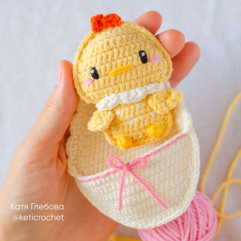 плоские игрушки поворотными рядами
