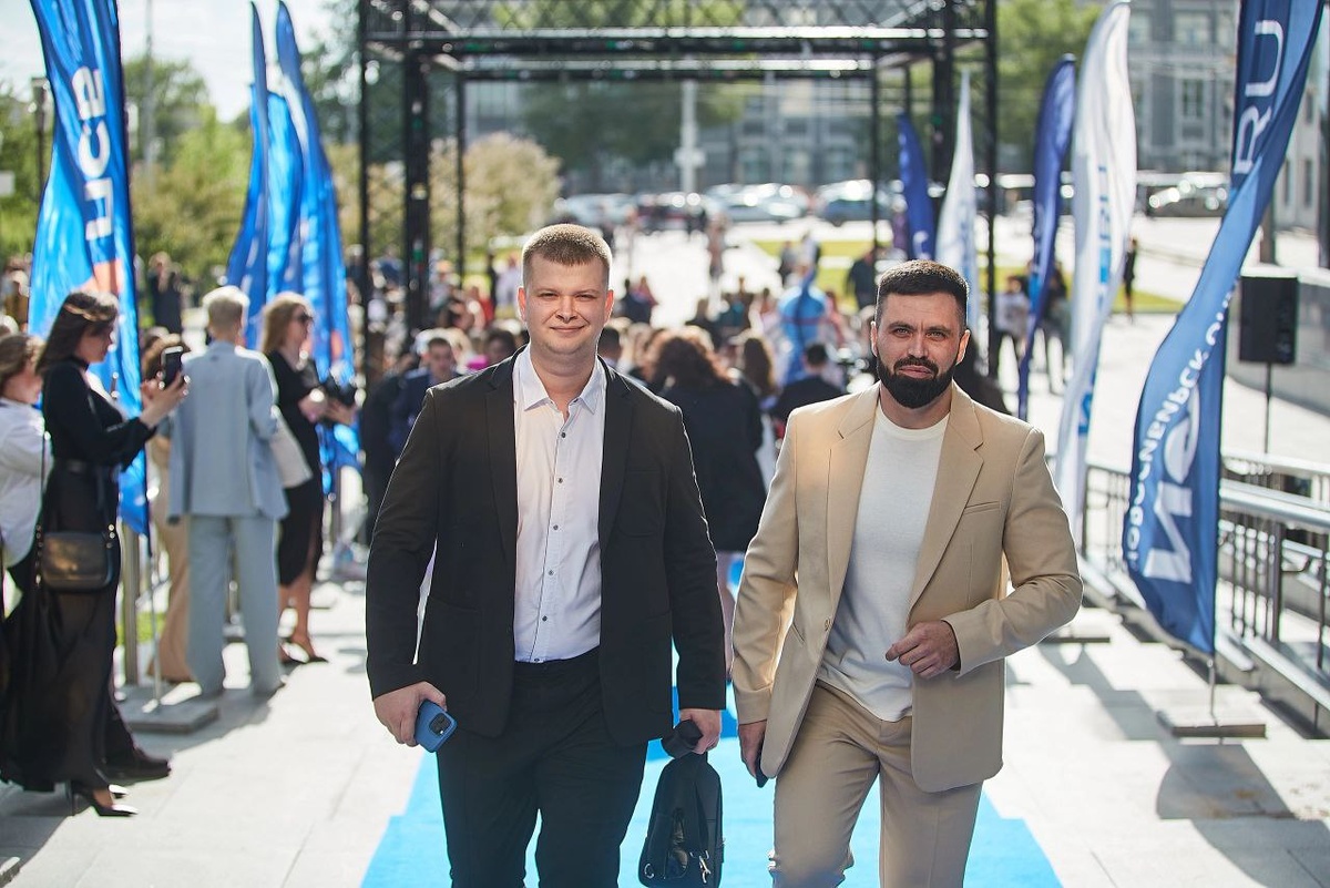 Вручение премии НГС. Помню как пред ковровой дорожкой все пытались успеть затянутся вейпом.