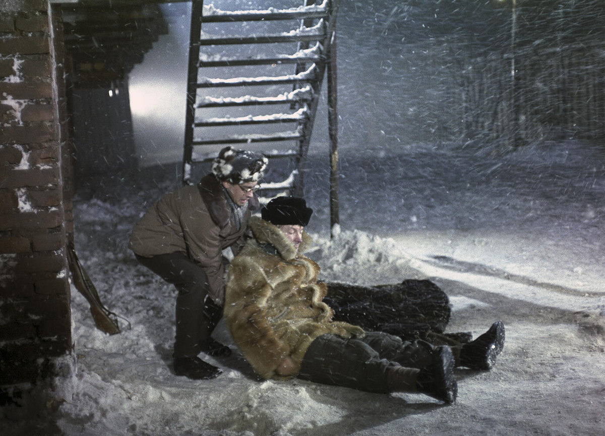 Вьюга бывает холодной и опасной. Кадр из кинофильма "Приключения Шурика"